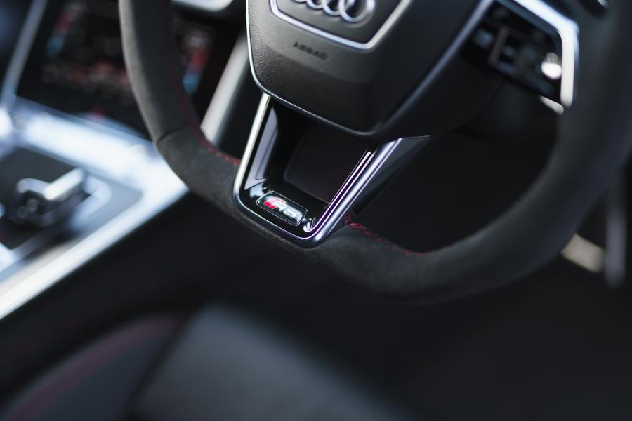 Детали интерьера Audi RS6 Avant (C8) 2020 года  (UK) (фото 118 из 150)